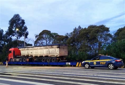 PRF Flagra Mais De 18 Toneladas De Excesso Em Carreta Na BR 280 Em Rio