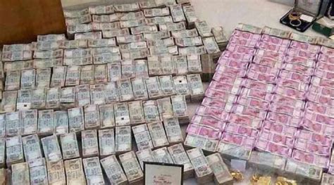 Income Tax Raids On Ex Ips Officer Premises Noida Unaccounted Cash Recovered Noida It Raid