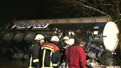 NonstopNews Spiegelglatte Autobahn sorgt für zahlreiche Unfälle bei