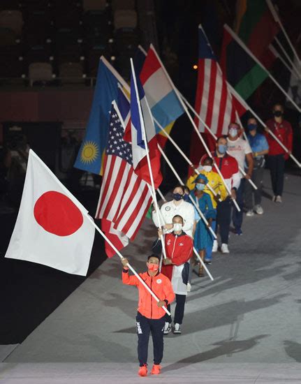 東京五輪の閉会式で日本選手団旗手を務める空手：東京五輪開・閉会式 写真特集：時事ドットコム