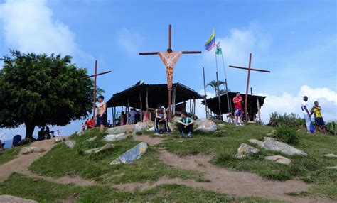 Cerro De Las Tres Cruces Oprennen Zondag Activiteit In Medellin