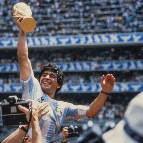 Maradona fue elegido como el deportista más popular de la historia por