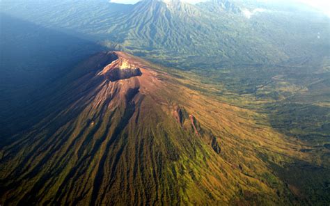 Bali lowers Mount Agung volcano alert level | TTG Asia