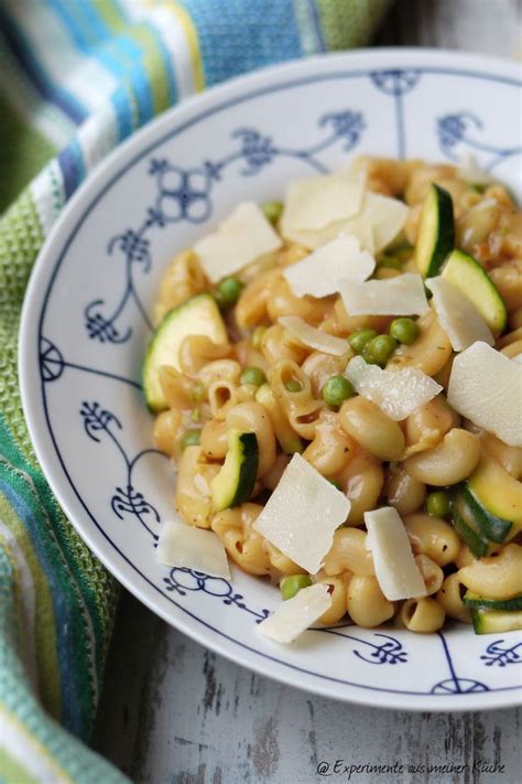 One Pot Pasta mit Zucchini und Erbsen in Tomatensoße Experimente aus