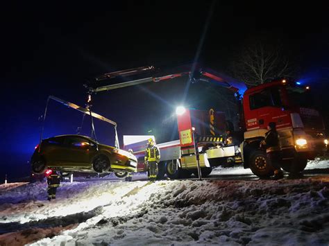 10 12 2023 PKW Bergung In Winzing T1 Freiwillige Feuerwehr Obritzberg