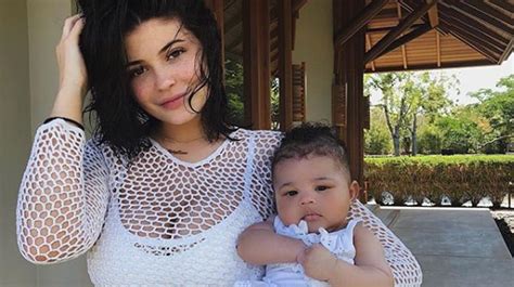 Kylie Jenner Se Luce En Bikini Junto A Su Hija Stormi