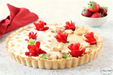 Crostata Alla Crema E Meringa Con Rose Di Fragole Le Ricette Di