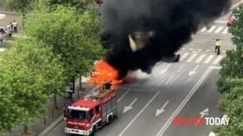 Milano Incendio In Piazzale Maciachini Auto Avvolta E Distrutta Dalle