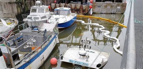 Port en Bessin Huppain Un bateau de pêche coule dans le port