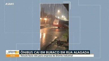 JAM 1ª edição Ônibus que cai em buraco em rua alagada veículo fazia