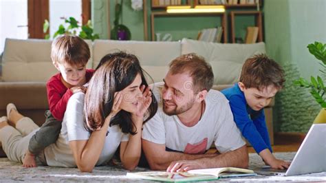 Família Feliz Passando Tempo Em Casa Eles Lendo O Livro De Histórias