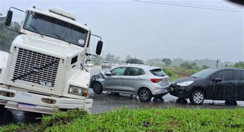 Acidente Entre Carros E Carreta Deixa Idosa Ferida Na Entrada De