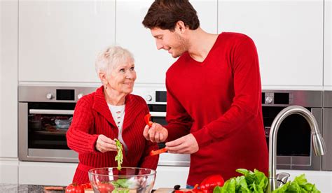 Что подарить маме на 75, 80, 85 лет - список презентов от дочери и сына