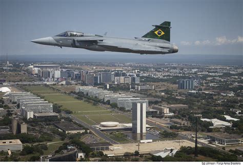 IMAGENS Primeiro caça F 39E Gripen da FAB sobre Brasília DF Poder