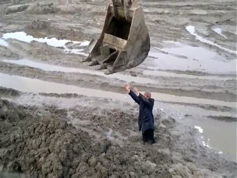 Russian Man Stuck in Mud Gets Rescued - Izismile.com