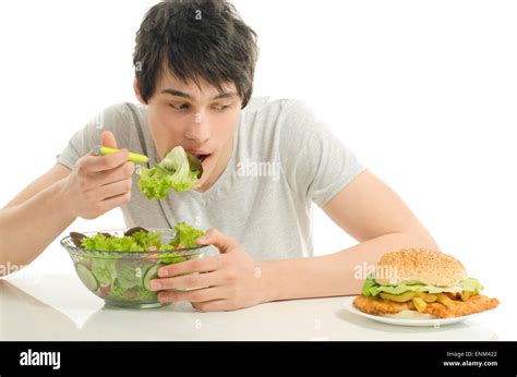 Joven Celebraci N Delante Un Taz N De Ensalada Y Una Gran Hamburguesa