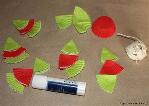 Новогоднее применение бумажных стаканчиков для кексов