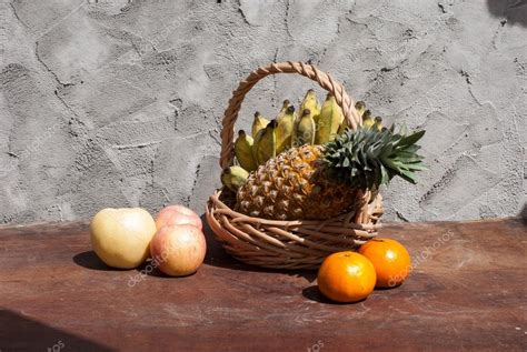 Natura Morta Con Cesto Di Frutta E Foto Stock Artcomedy