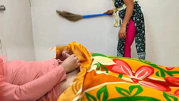 La criada de Komal que estaba limpiando fue follada por el dueño atrayendola XVIDEOS