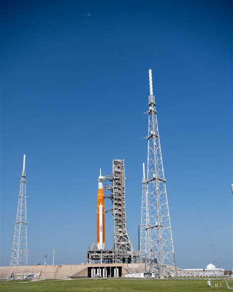 Nasa S Exploration Ground Systems On Twitter The Moon Is Seen Above