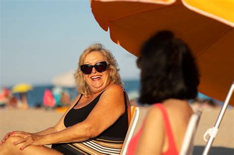 Velhos Se Divertindo Na Praia Foto Gr Tis