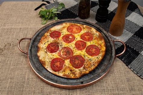 Pizza Brasile A Napolitana Con Queso Mozzarella Y Rodajas De Tomate Con