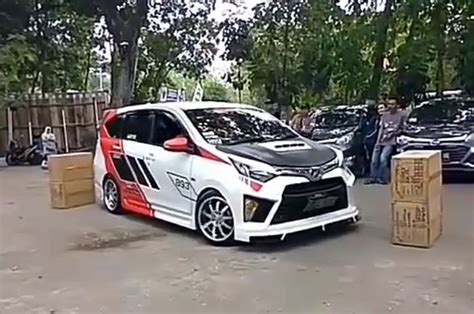 Diuji Keluar Parkiran Sempit Sigra Full Body Kit Bikin Salah Fokus