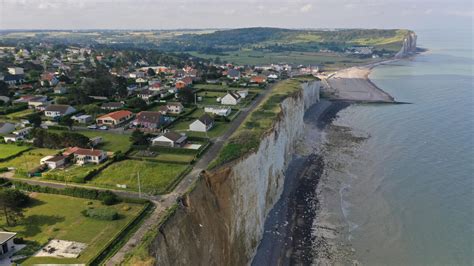 Ils ont acheté leur maison vue sur mer au bord dune falaise On veut