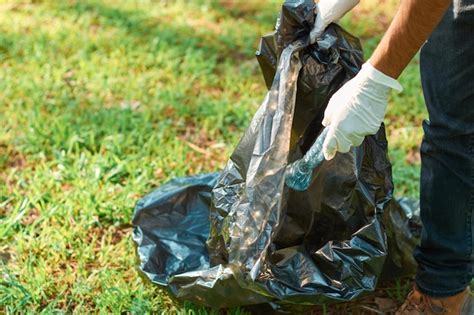 Voluntário adolescente latino pega lixo da floresta para reciclagem de