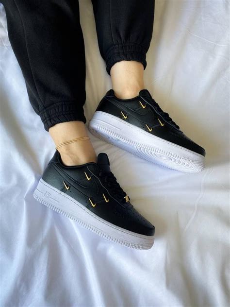 Жіночі кросівки Nike Air Force 1 07 Lx Sisterhood Black Metallic — ціна 2690 грн у каталозі