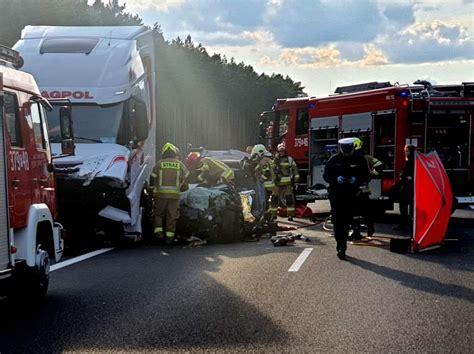 Tragiczny wypadek pod Skwierzyną Nie żyją dwie młode osoby Strazacki