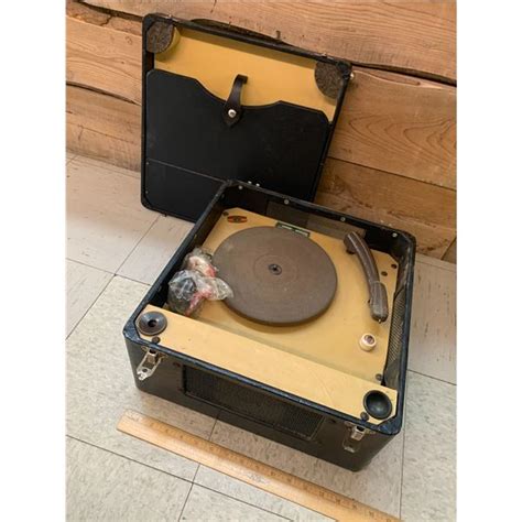 VINTAGE PORTABLE RECORD PLAYER - Schmalz Auctions