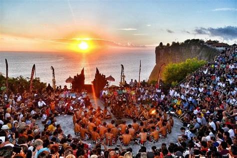 ceremoniële Kecak vuurdans bij de Uluwatutempel