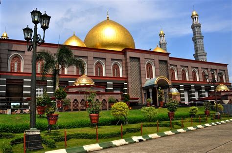 Masjid Kubah Emas Masjid Termegah Se Asia Tenggara Di Jawa Barat Jawa