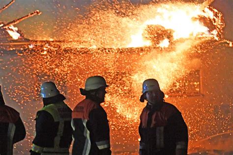 Fotos Großbrand auf landwirtschaftlichem Anwesen in Frauenneuharting