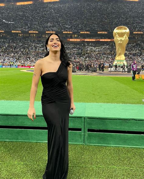 Vestido negro de un solo hombro el look de gala de Lali Espósito para