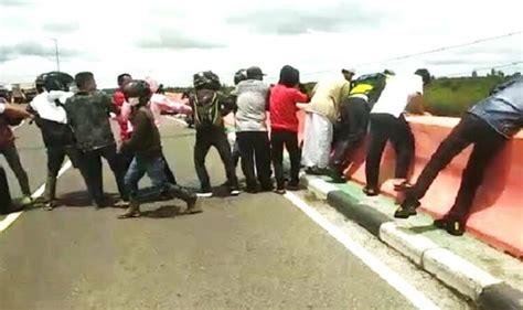 Usai Menabrak Pagar Jembatan Nusa Korban Terpental Ke Bawah Jembatan