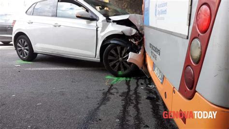 Incidente Stradale In Corso Europa Dal Cavalcavia Di Nervi Auto Contro Bus