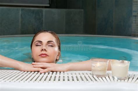 Naakt Brunette In Rearview Bad Hoge Hoek Stock Afbeelding Image Of Blauw Cijfer 141655855