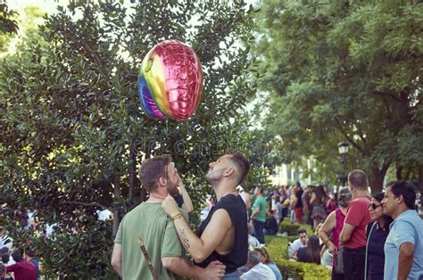 MADRI DE JULHO Caminhada Do Gay E Lesbiana Em Pride Parade Alegre O De Julho De No