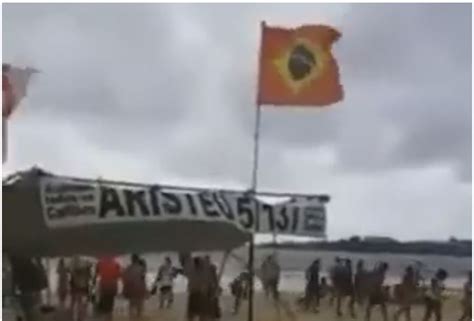 A Bandeira Do Brasil Vermelha Foi Hasteada Em Copacabana