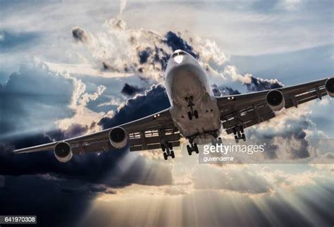 Boeing 747 Landing Photos and Premium High Res Pictures - Getty Images