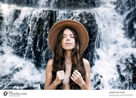 Ruhige Nackte Frau In Der N He Von Wasserfall Im Sommer Ein