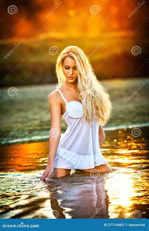 Femme Blonde Sexy Dans La Lingerie Dans Une Eau De Rivière Photo stock