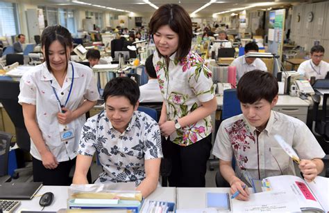 クールビズ：13年目「かりゆし」など涼しげに 環境省 写真特集35 毎日新聞