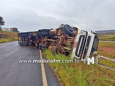 Carreta Tomba Após Motorista Desviar De Buraco Na Br 365 Módulo Fm