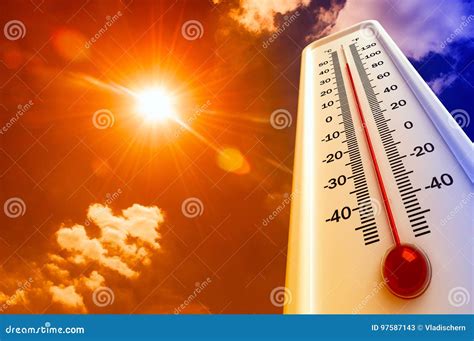 O Calor Termômetro Mostra Que a Temperatura Está Quente No Céu Verão