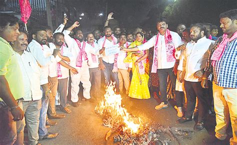 ప్రలోభాలకు తెలంగాణ లొంగదు Telangana Ministers Burning Effigy Of Bjp