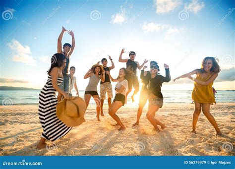 Personnes Heureuses Sur La Plage Image Stock Image Du Heureux