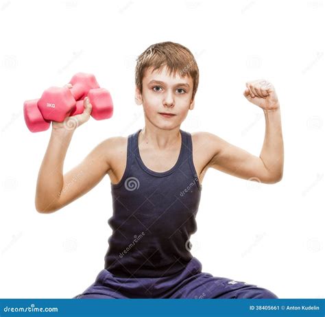 Muchacho Que Hace Ejercicios Con Pesas De Gimnasia Imagen De Archivo